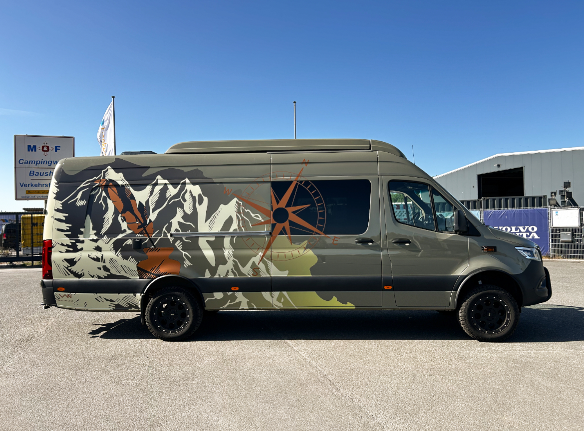 Seitenansicht des olivgrün lackierten Mercedes Sprinters mit Berg- und Kompass-Grafik