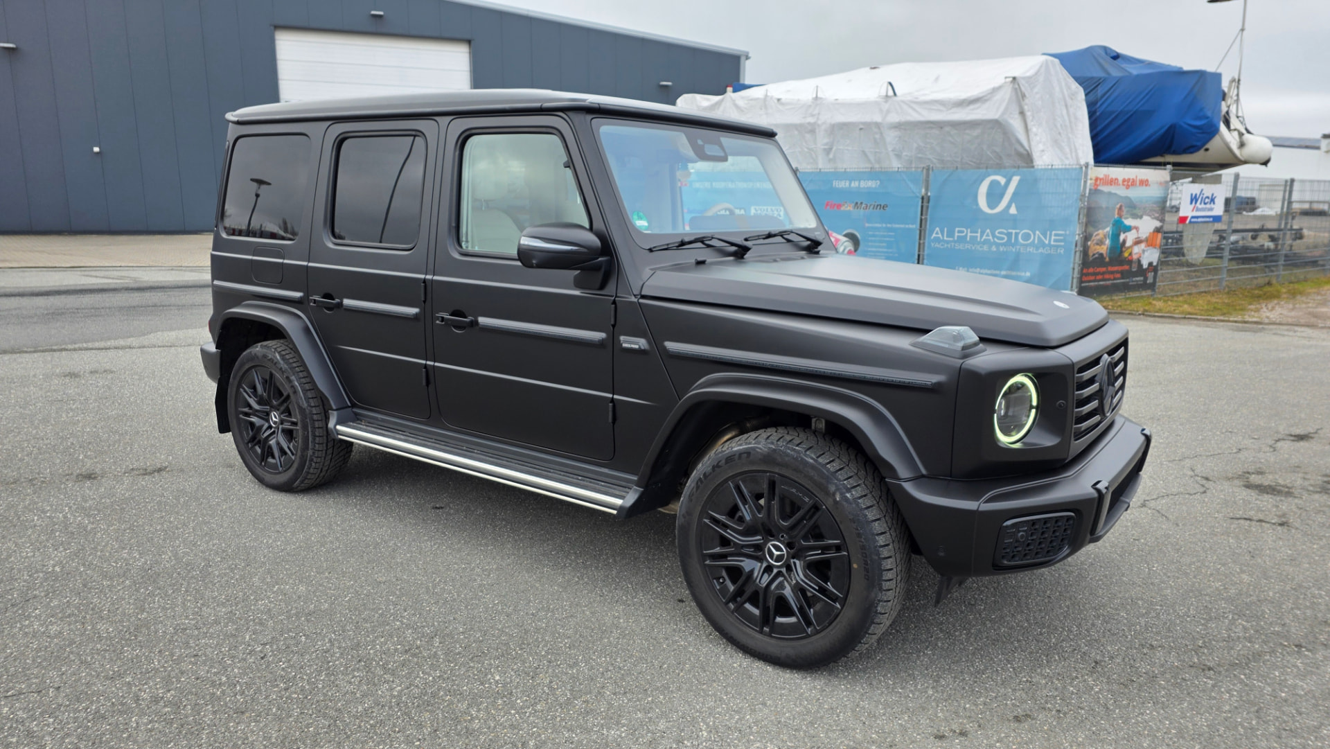 Mattschwarz folierte Mercedes G-Klasse nach der Vollfolierung bei Wrap Shed in Stein bei Kiel
