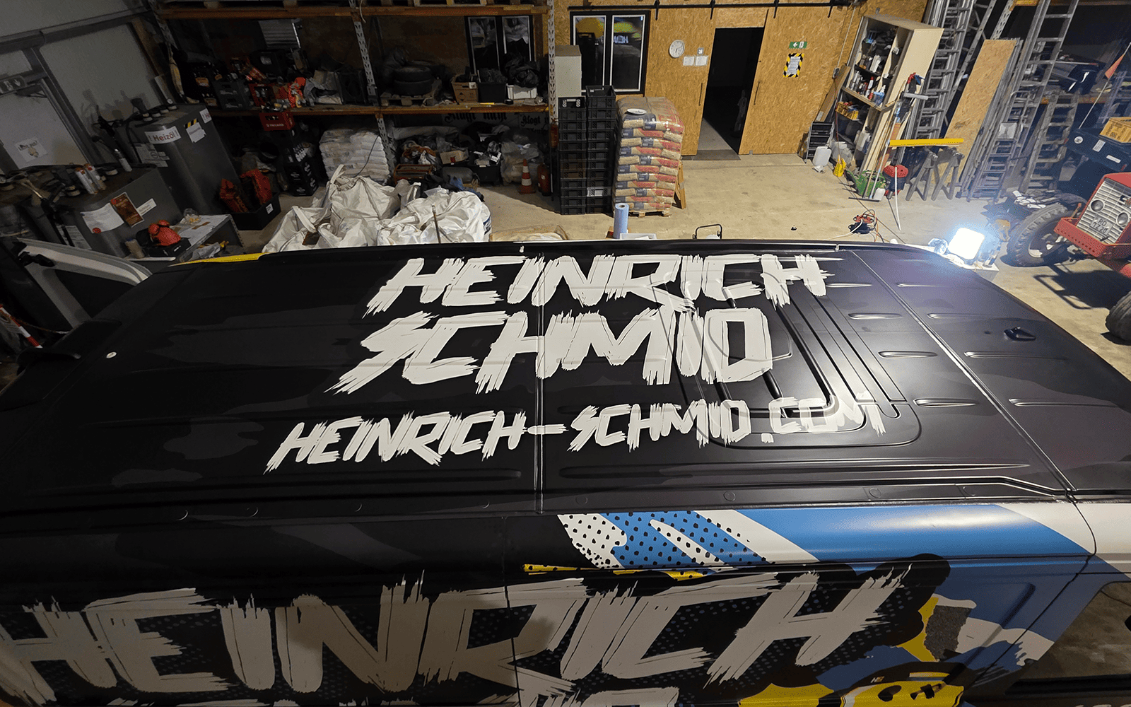 Beschriftete Dachfläche eines Transporters mit dem Schriftzug Heinrich Schmid