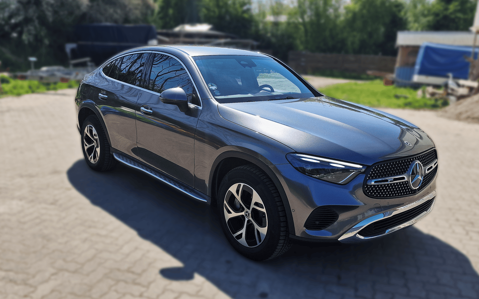 Dunkelgrau foliertes Mercedes GLC Coupé im Freien