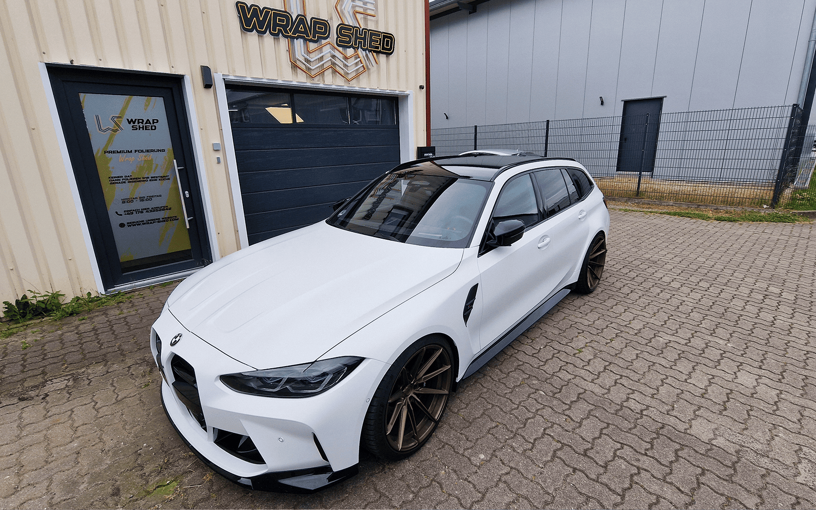 BMW M3 Touring mit matter Lackschutzfolie vor der Wrap-Shed-Halle