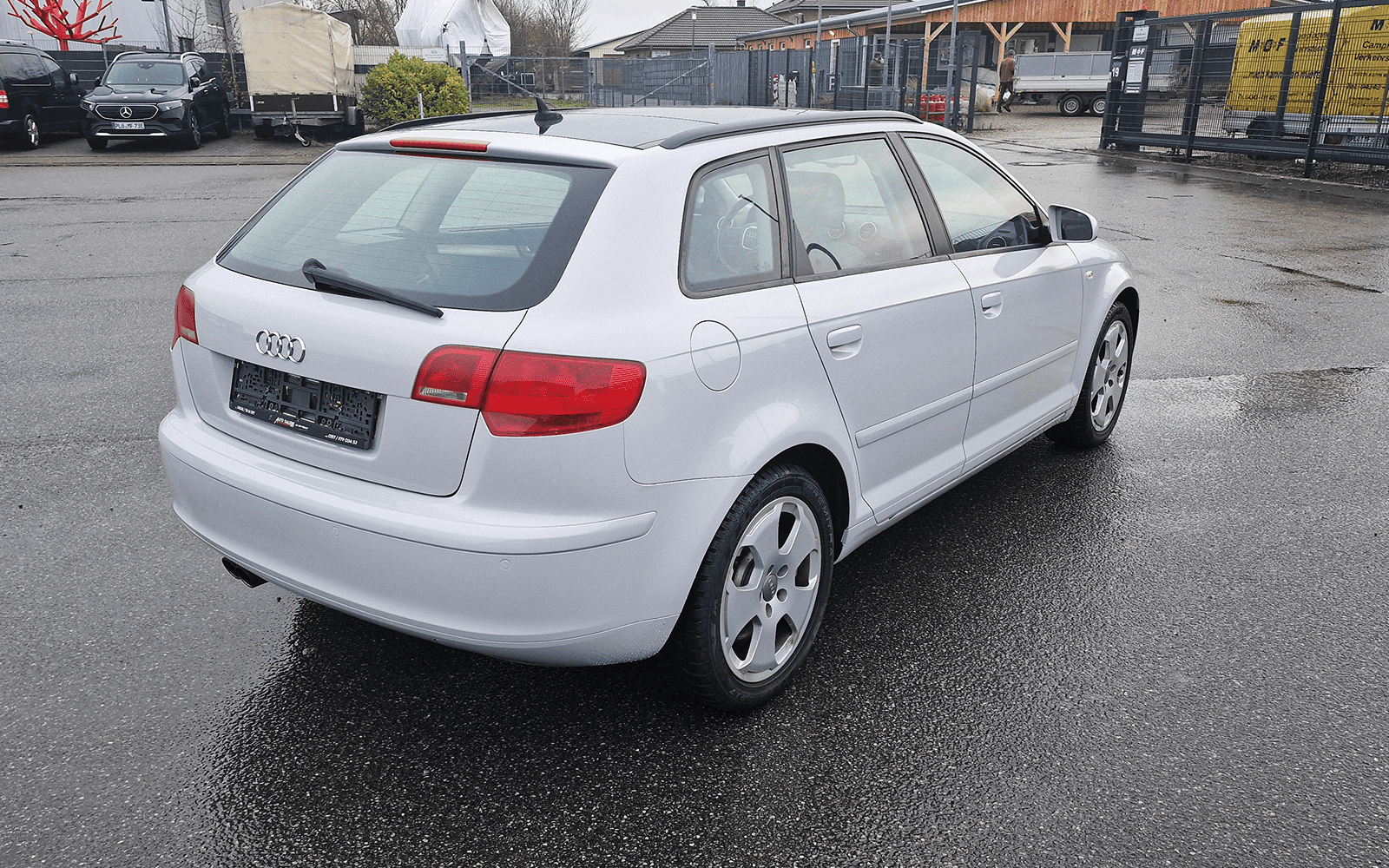 Heckansicht des hellgrau folierten Audi A3 Sportback