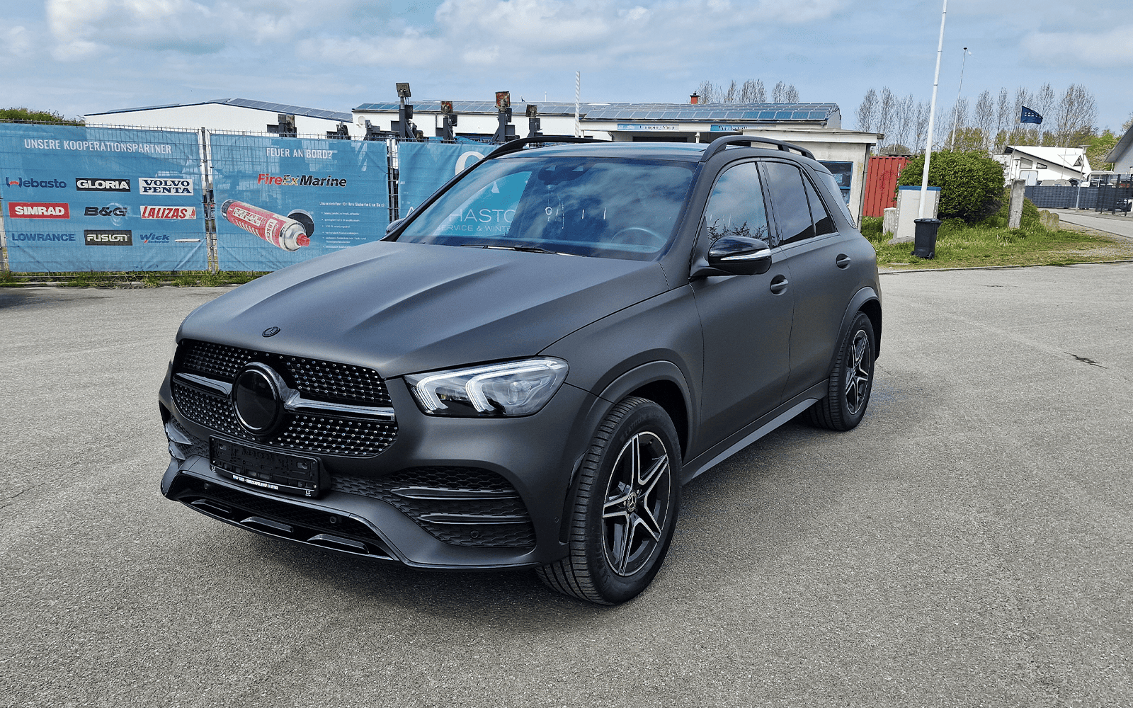 Front des mattschwarz folierten Mercedes GLE