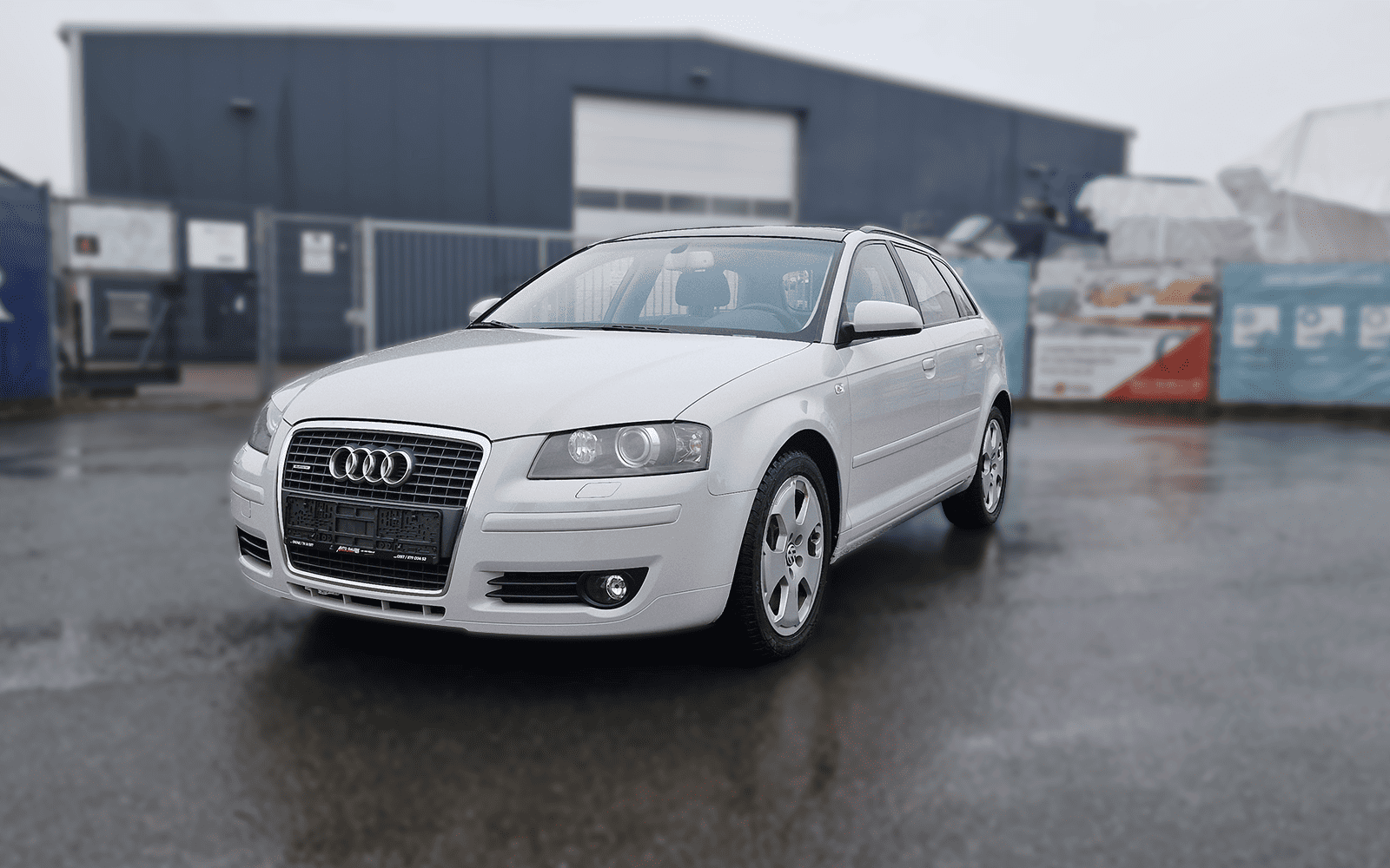 Front des hellgrau folierten Audi A3 Sportback vor der Werkstatt