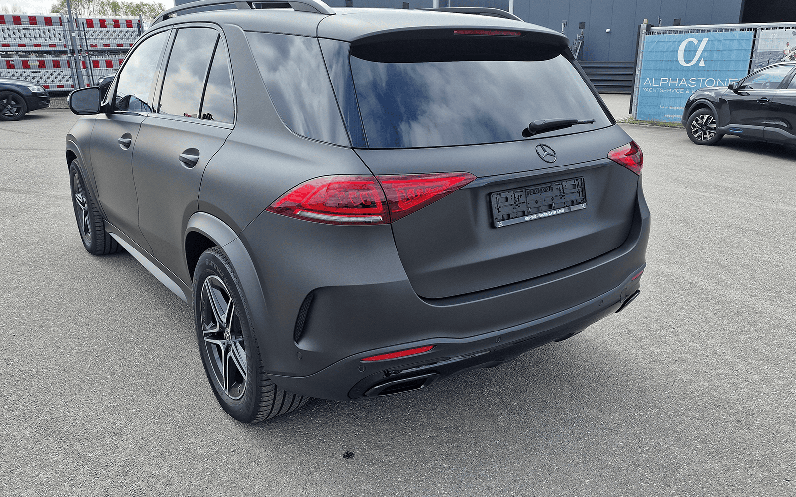 Heckansicht des mattschwarz folierten Mercedes GLE
