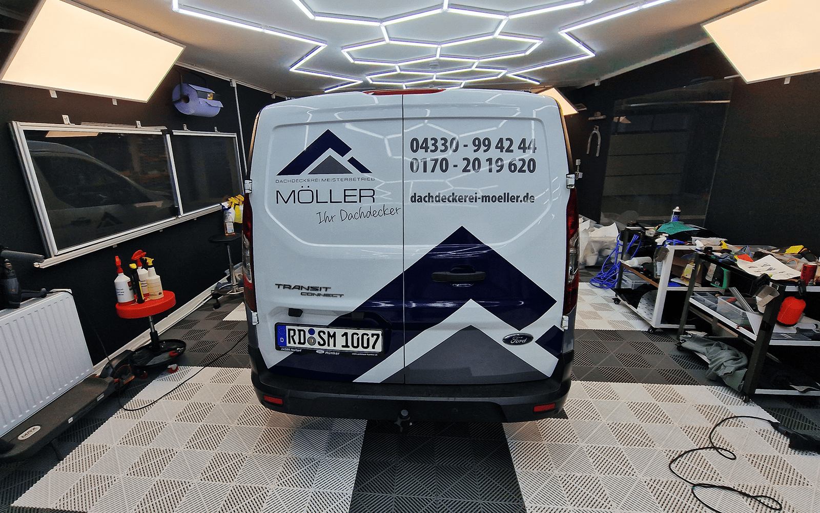 Heck des Ford Transit der Dachdeckerei Möller mit Beschriftung