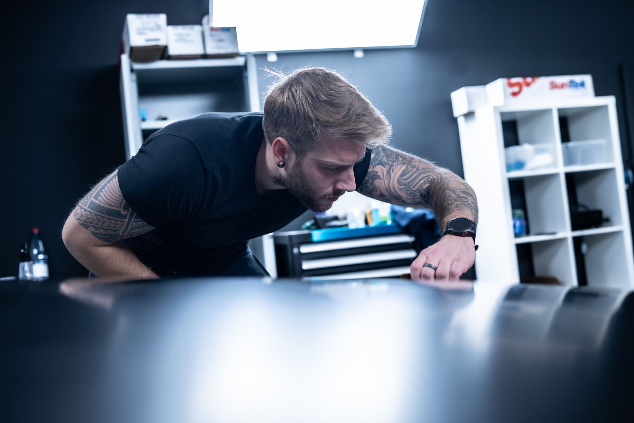 Professioneller Folierer bei der Arbeit im Wrap Shed in Schleswig-Holstein